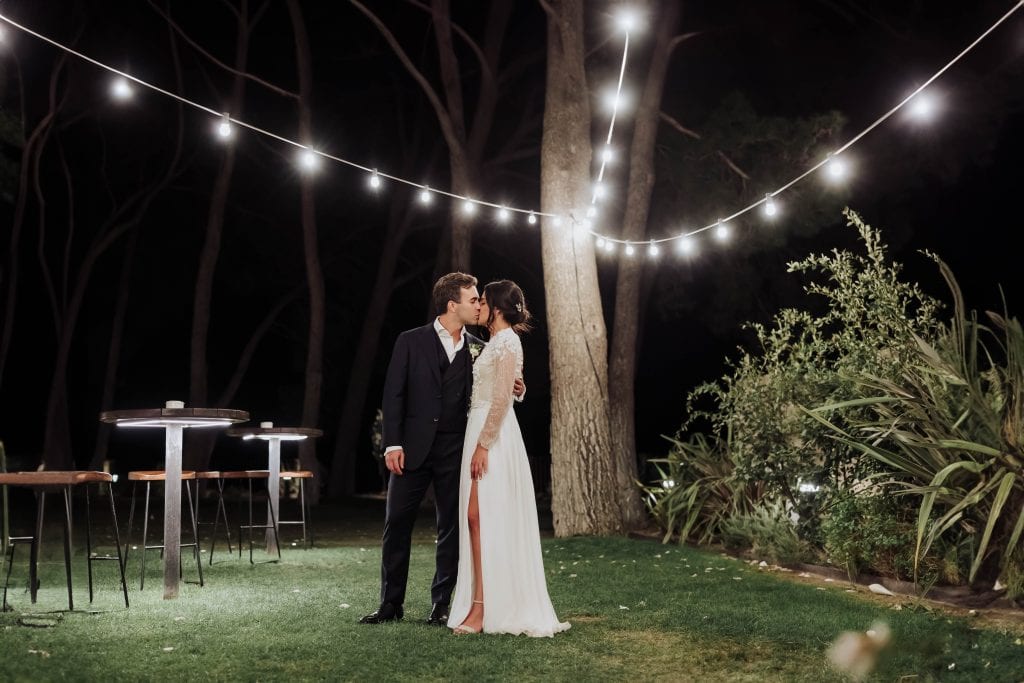 Boda en Castell de Tous con iluminación nocturna y ambiente romántico.