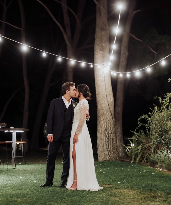 Boda en Castell de Tous con iluminación nocturna y ambiente romántico.