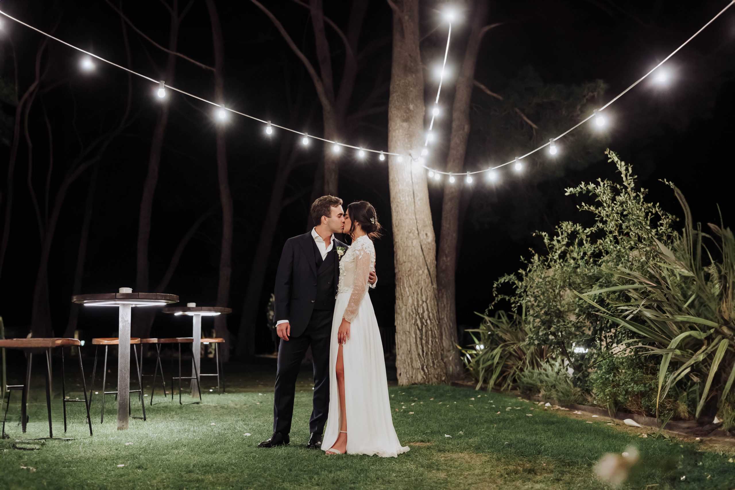 Boda en Castell de Tous con iluminación nocturna y ambiente romántico.