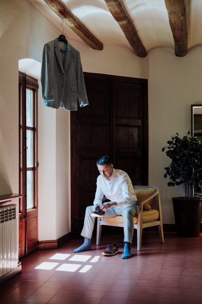 Vestido de novia y chaqueta en habitación con luz natural.