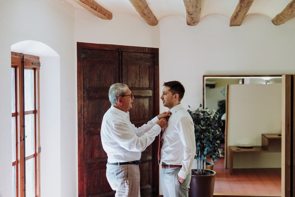 Preparativos de boda: un momento emotivo entre un padre y su hijo antes de la ceremonia.