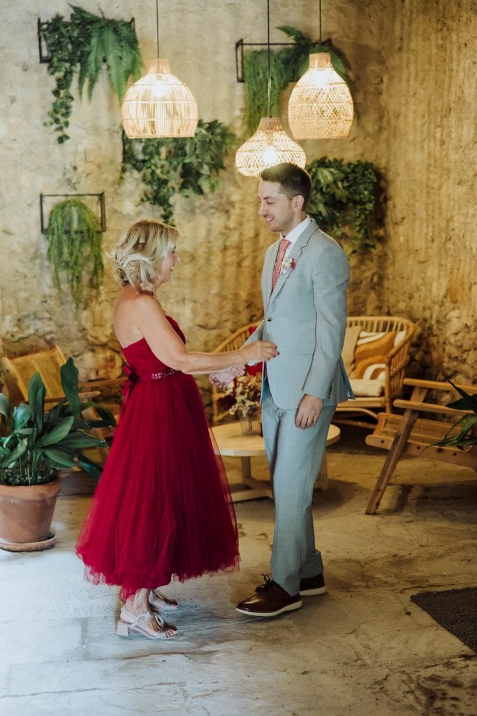 Boda alternativa en Atypical Wedding con pareja bailando en un espacio decorado con plantas y lámpar.