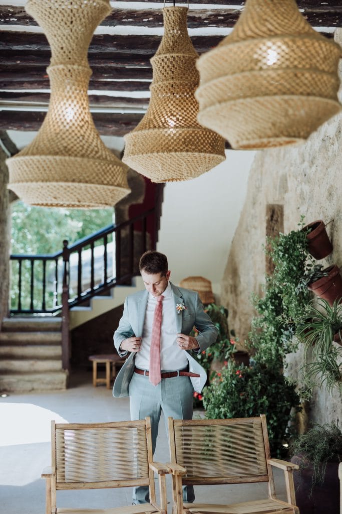 Boda atípica con decoración natural y elegante en espacio rústico.