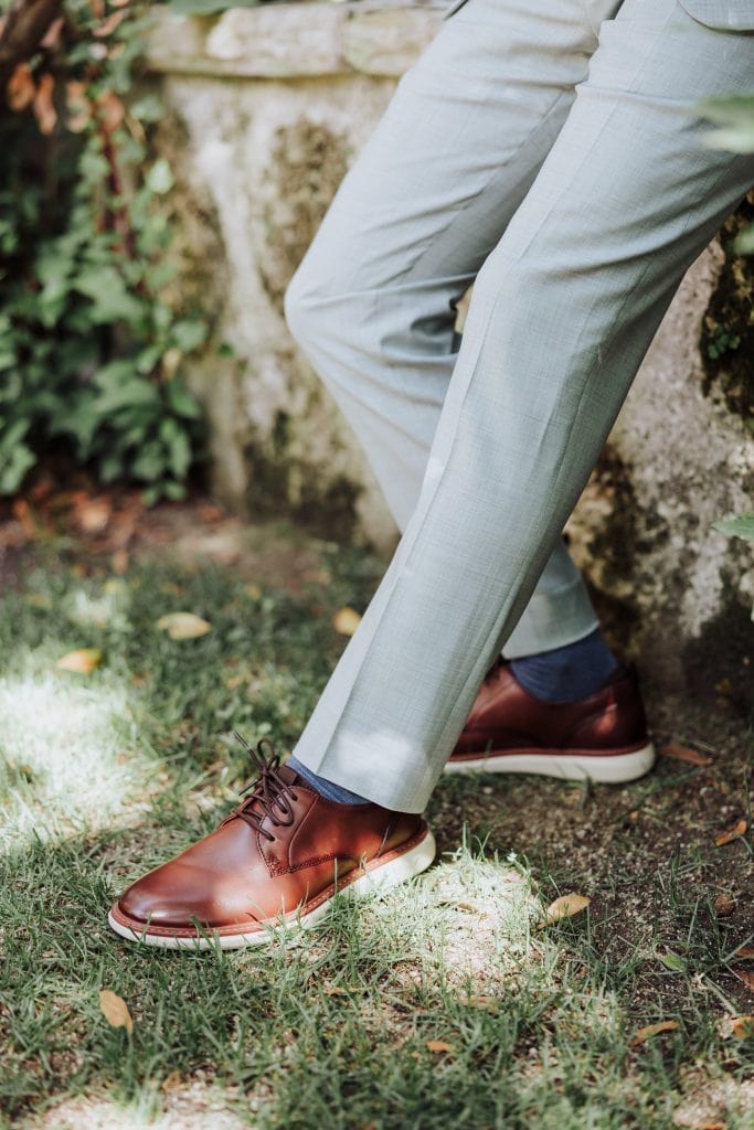 Zapatos de boda masculinos en tonos marrón y gris.