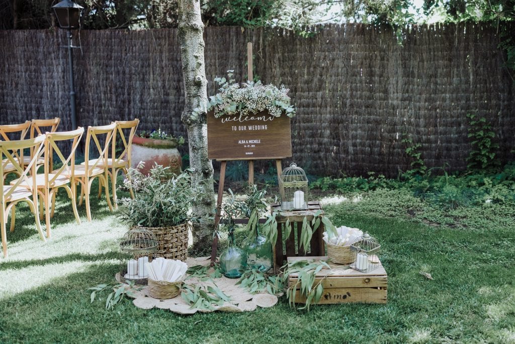 Decoración de boda al aire libre en estilo rústico y elegante para bodas únicas y memorables.