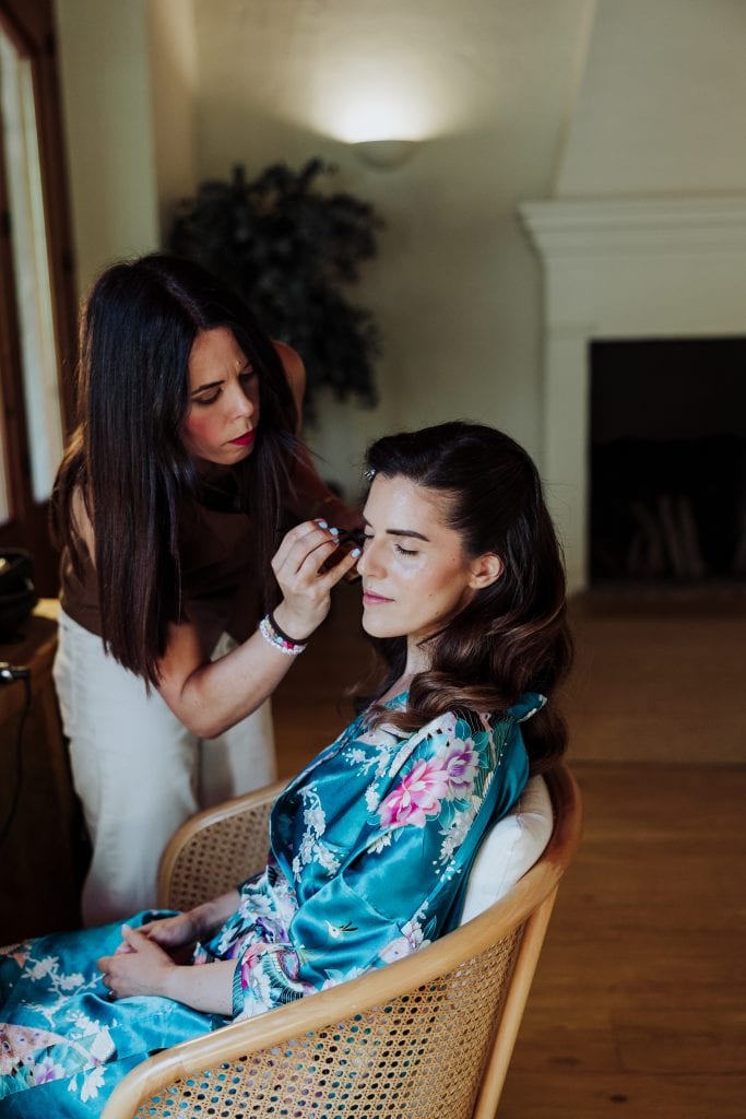 Maquillaje profesional para novia en boda elegante, belleza y estilo en Atypical Wedding.