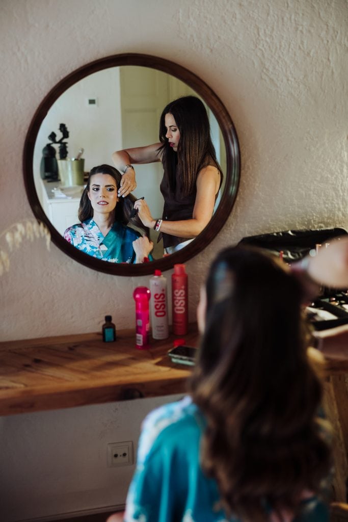Peinado y maquillaje para novia en boda alternativa.