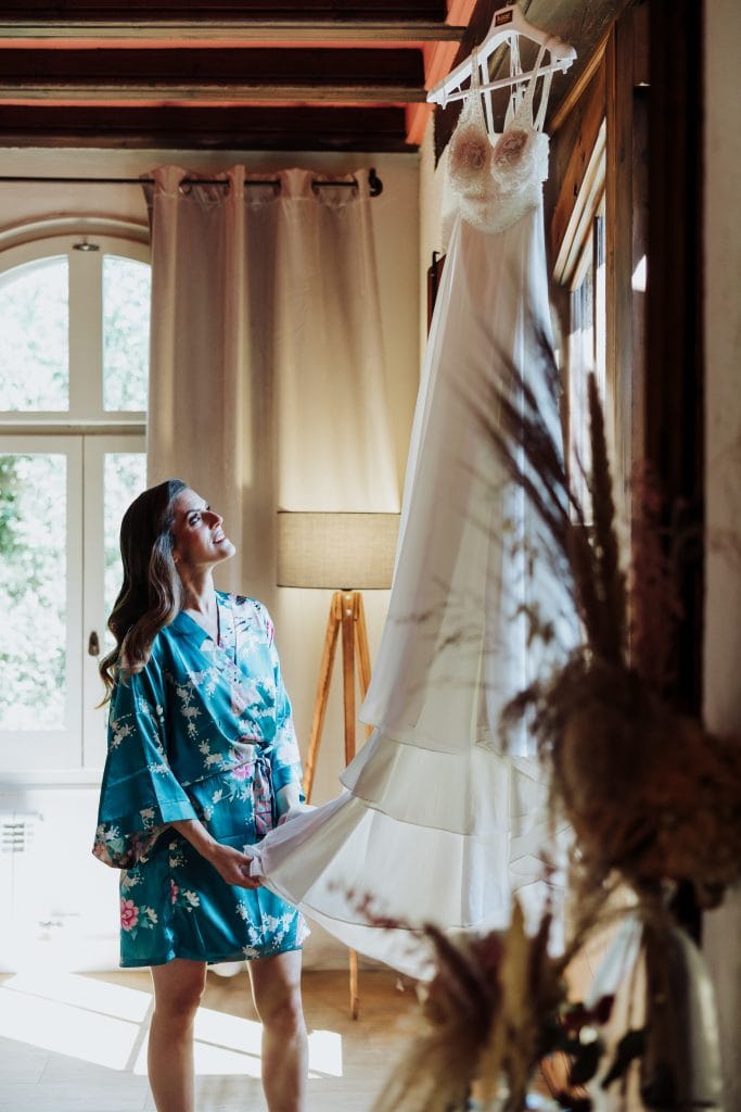 Boda única y especial en un entorno acogedor con detalles rústicos y elegantes.