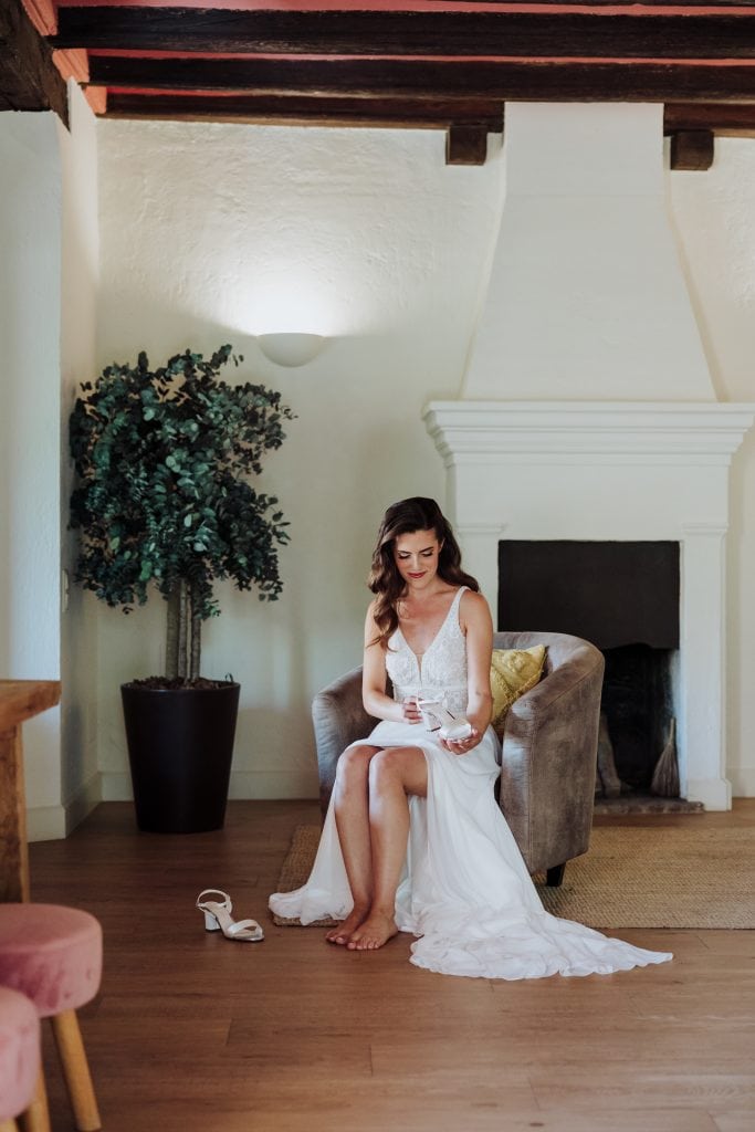 Boda única en salón acogedor con novia en vestido de novia, sentada en sillón, en ambiente íntimo y.