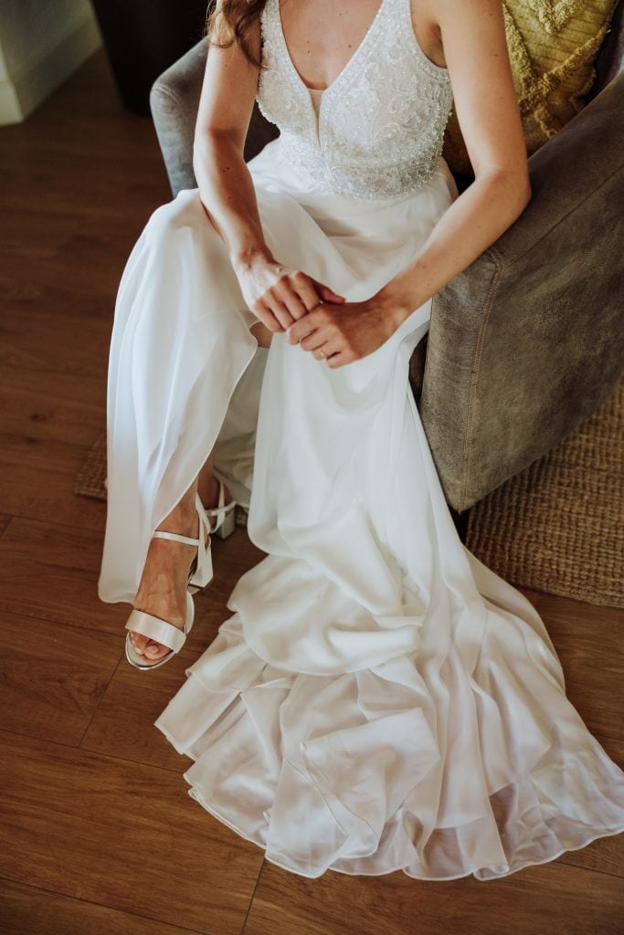 Vestido de novia con encaje y falda larga, ideal para bodas únicas y originales.