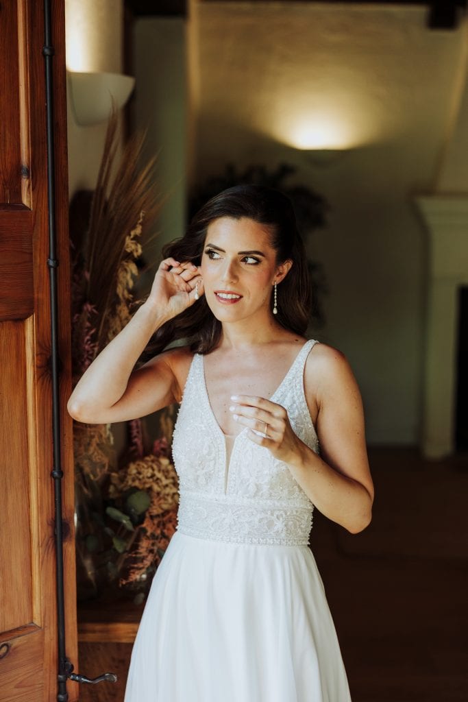 Boda única y elegante en Atypical Wedding, novia con vestido de novia y maquillaje, en un ambiente a.