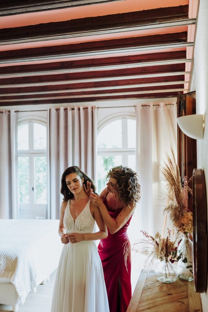 Vestido de novia con diseño elegante, ideal para bodas únicas y diferentes.