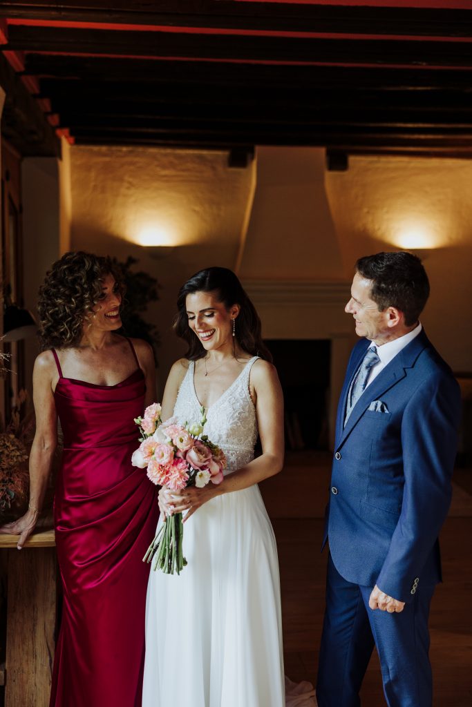 Boda en Atypical Wedding con novia y dos invitados en interior elegante.