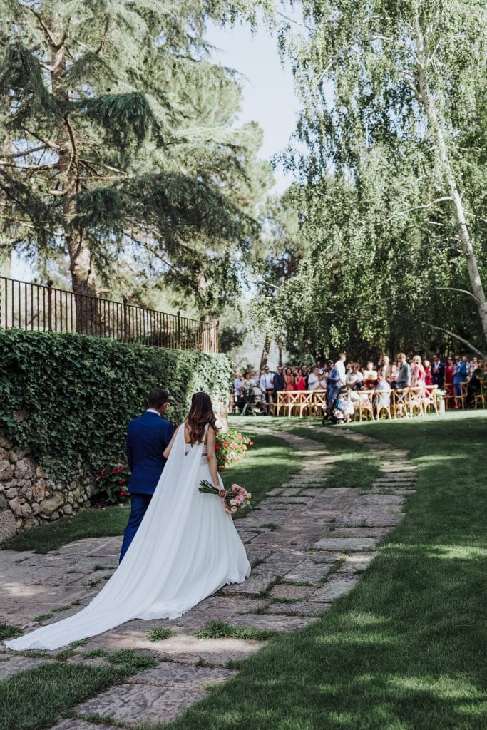 Boda en jardín con pareja y invitados, ceremonia al aire libre en un entorno natural y elegante.