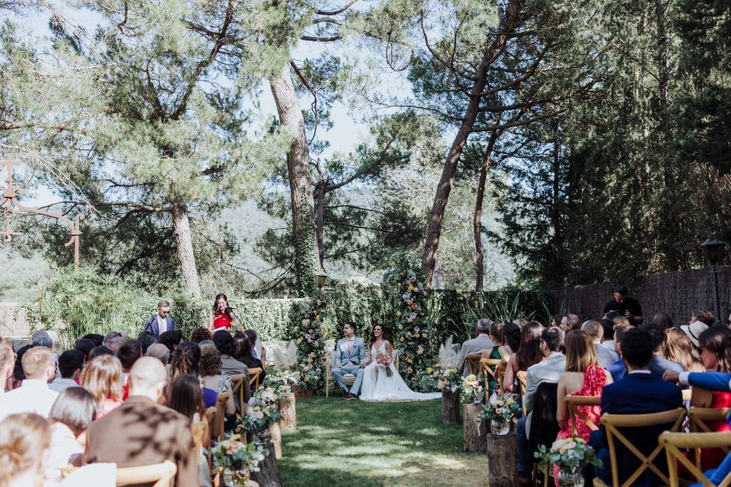 Boda en el bosque con ceremonia al aire libre rodeada de árboles y naturaleza.