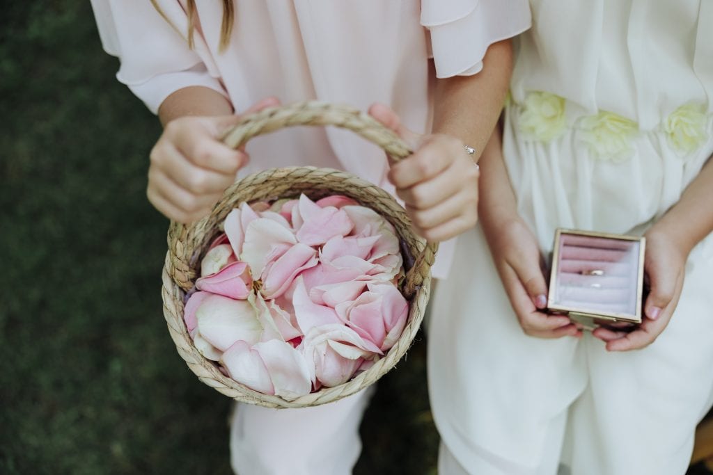 Cesta con pétalos de flores y caja de regalo para boda, detalles románticos y elegantes para una cel.
