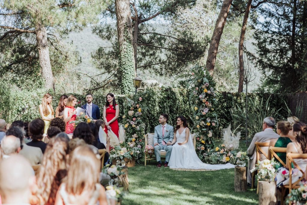 Boda en un entorno natural con decoración floral y ceremonia al aire libre.