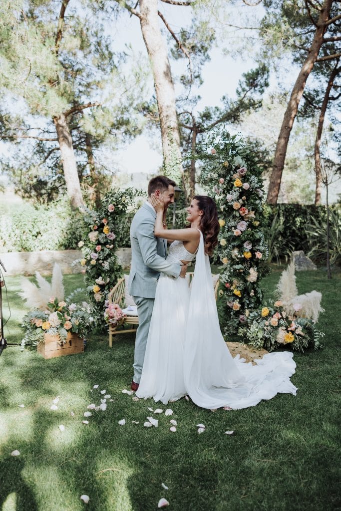 Boda en exteriores con pareja de novios en un entorno natural y romántico.