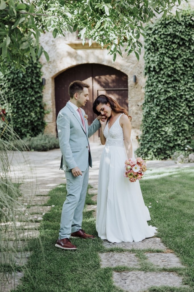 Boda en jardín con pareja feliz, celebración de amor y compromiso en un entorno natural y romántico.