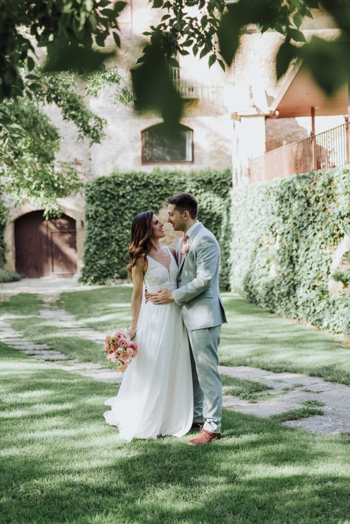 Boda en jardín con pareja feliz y romántica en un entorno natural y elegante.