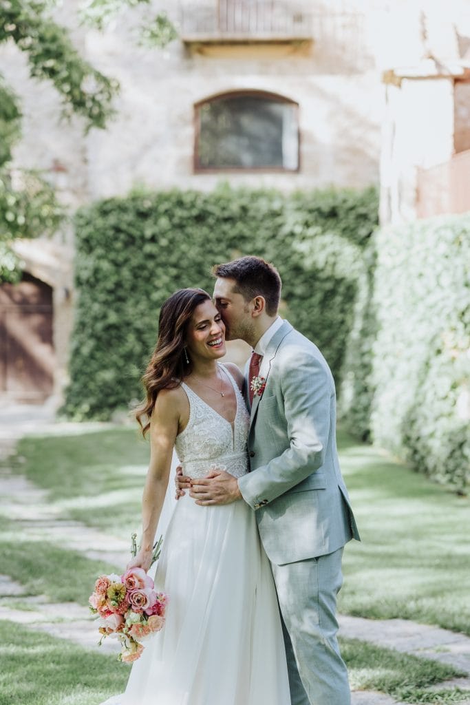 Boda romántica en jardín con pareja feliz, celebración de amor y felicidad en un entorno natural y e.