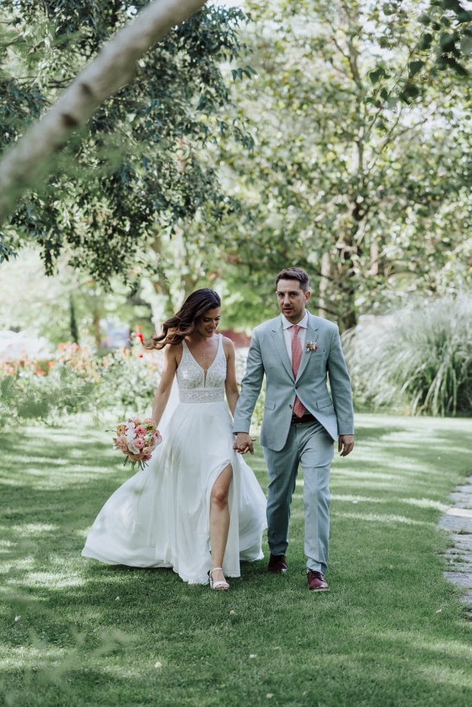 Boda en un entorno natural con pareja feliz y elegante, rodeados de árboles y vegetación.