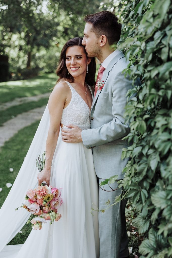 Boda en la naturaleza con pareja feliz y romántica.