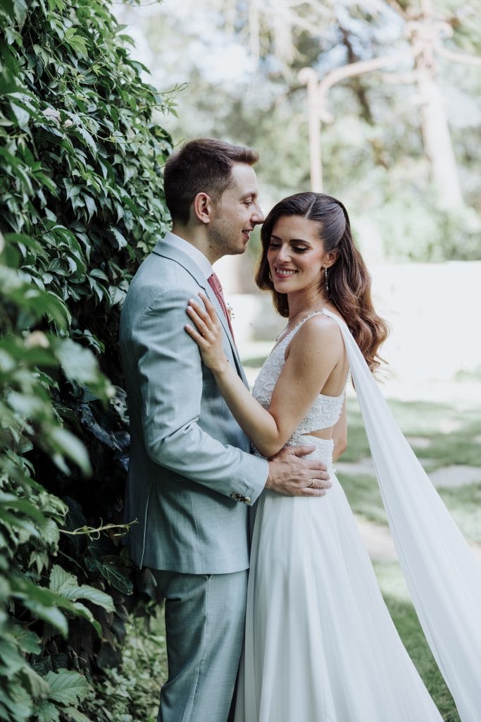 Boda romántica en la naturaleza con pareja feliz y enamorada.