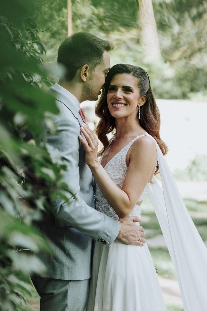 Boda en la naturaleza con pareja feliz en un entorno verde y tranquilo.