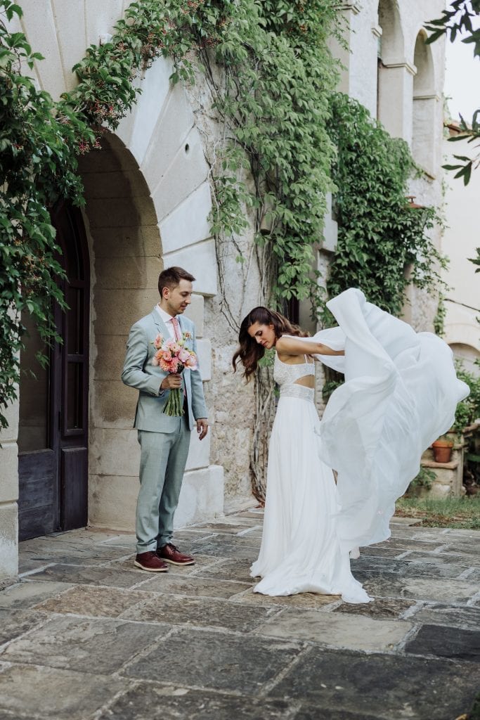 Boda única en entorno histórico con pareja en elegante vestido y traje en calle empedrada.