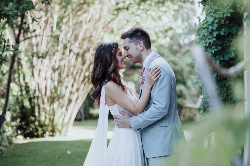 Boda en la naturaleza con pareja feliz en un entorno verde y romántico.