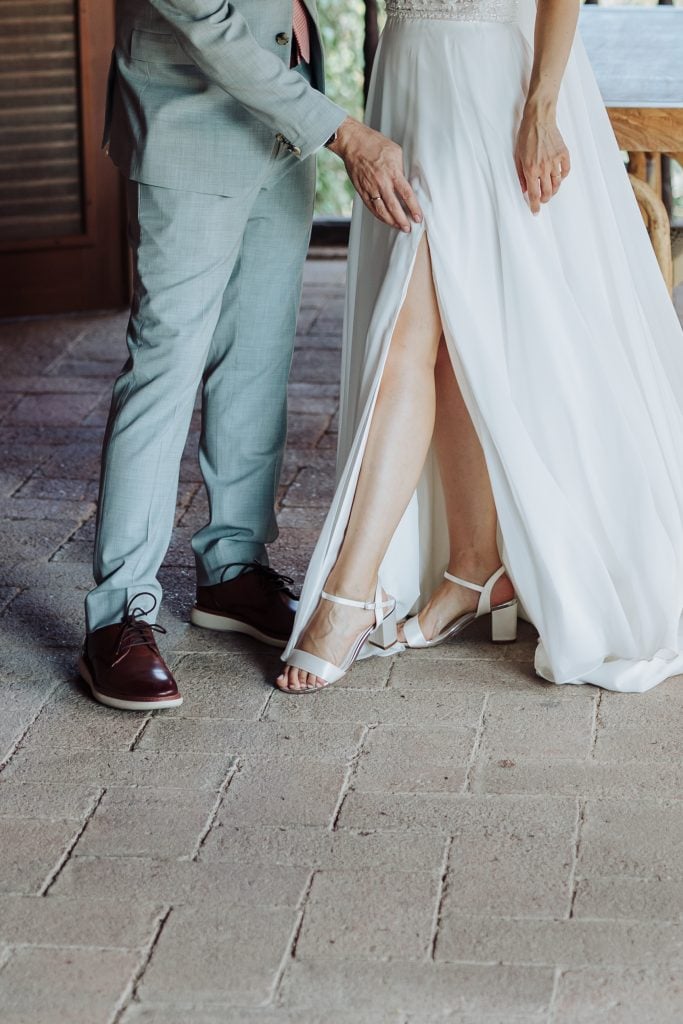 Boda con vestido de novia y traje de novio en un entorno elegante y romántico.