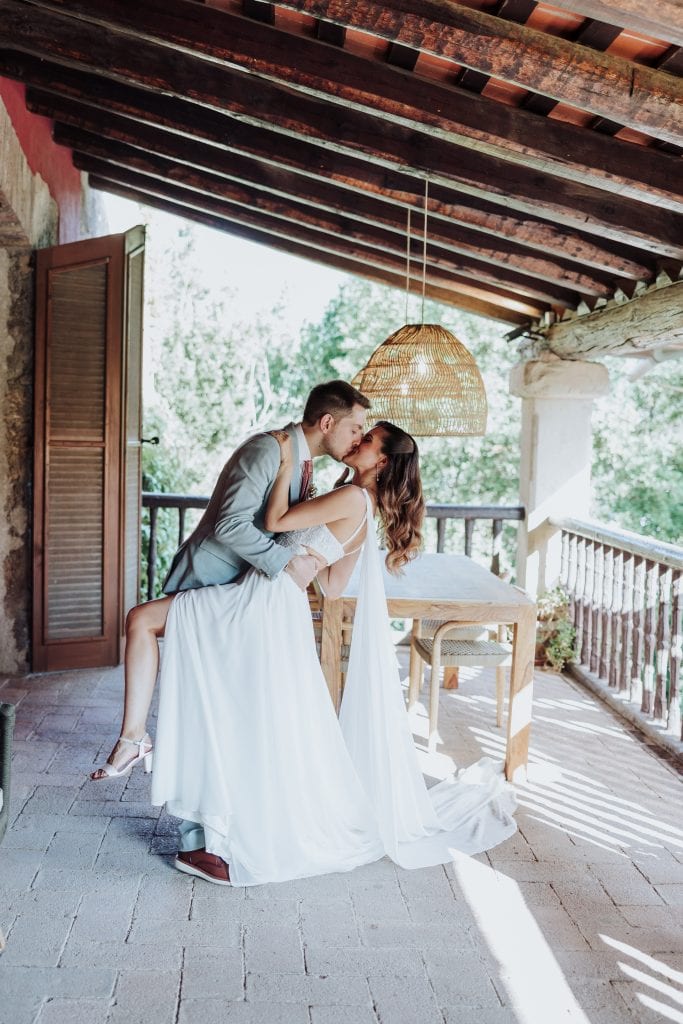 Boda en terraza con vista natural, pareja enamorada en un momento romántico y especial.