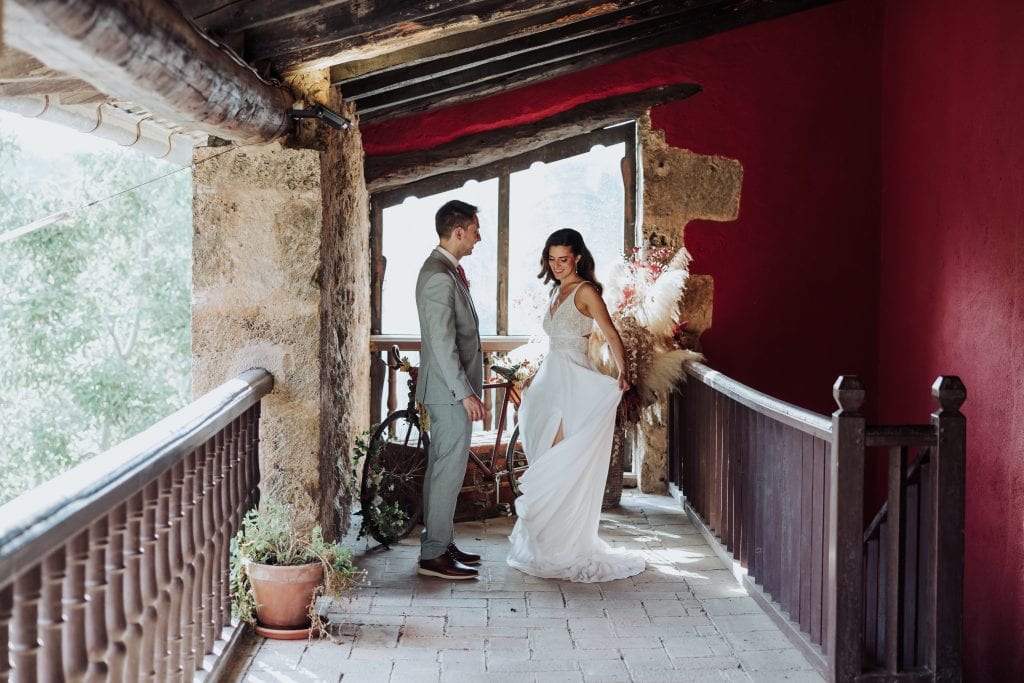 Boda en un espacio rústico y acogedor con pareja en un momento romántico.