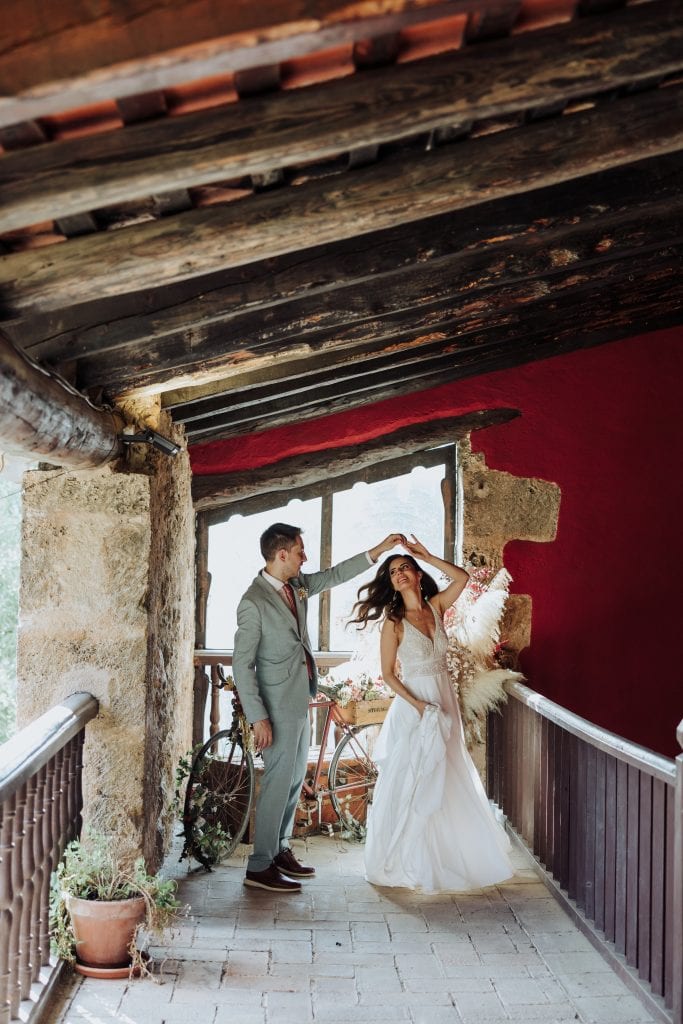 Boda en un espacio rústico con pareja en vestido de novia y traje, rodeados de elementos vintage y d.