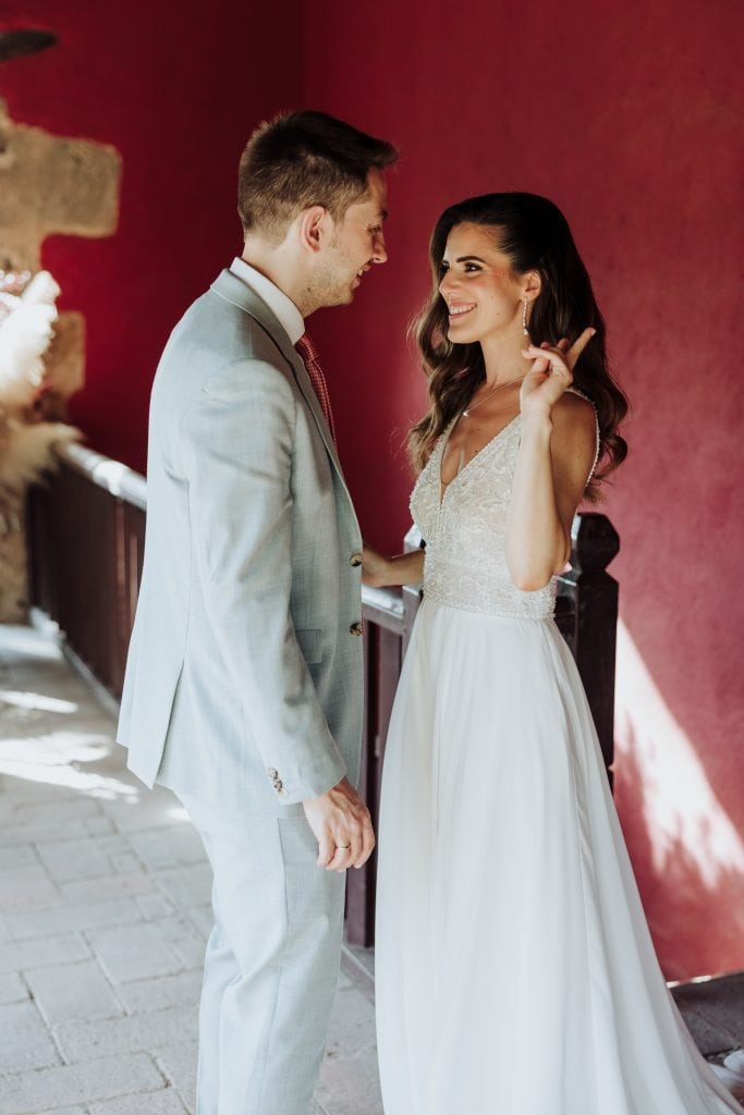 Boda romántica con pareja feliz en un entorno elegante y acogedor.
