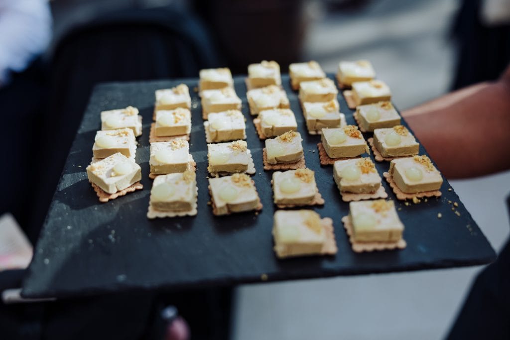 Bocaditos de queso en una bandeja para eventos de bodas y celebraciones.