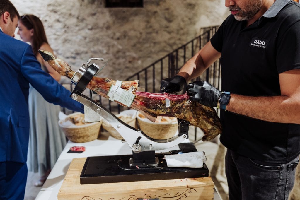 Corte de jamón ibérico en una boda, con un profesional cortando en un evento especial.
