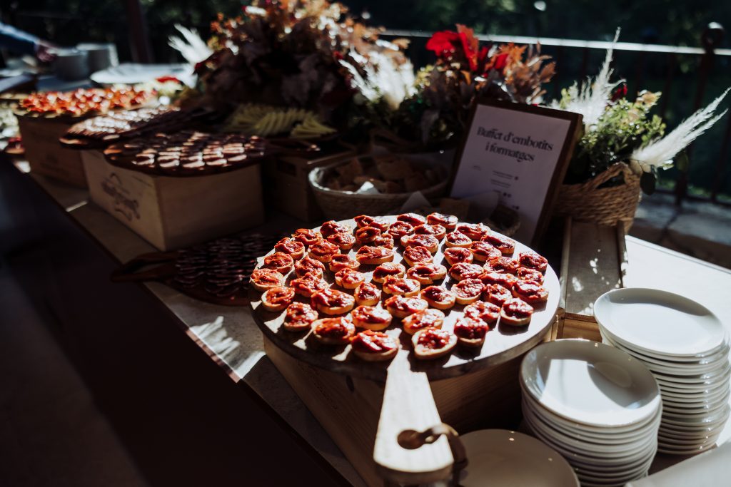 Aperitivos para boda en estilo atípico con variedad de sabores y presentaciones elegantes.