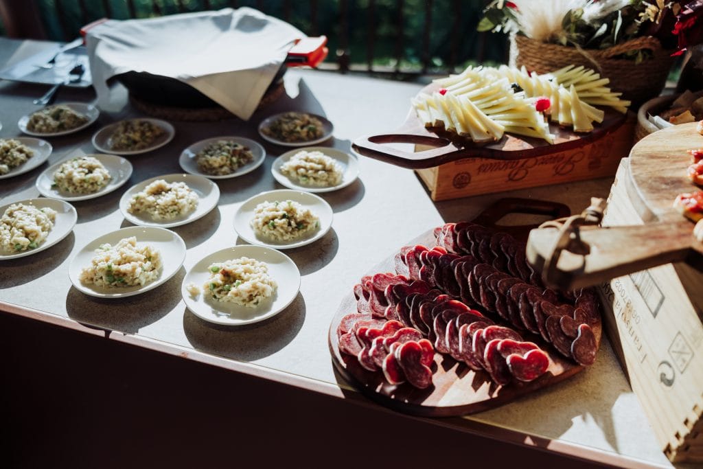 Aperitivos y postres elegantes para una boda diferente y memorable.