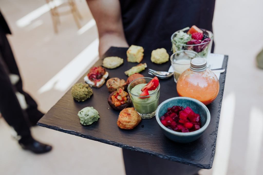 Bandeja de aperitivos y postres para boda en estilo atípico.