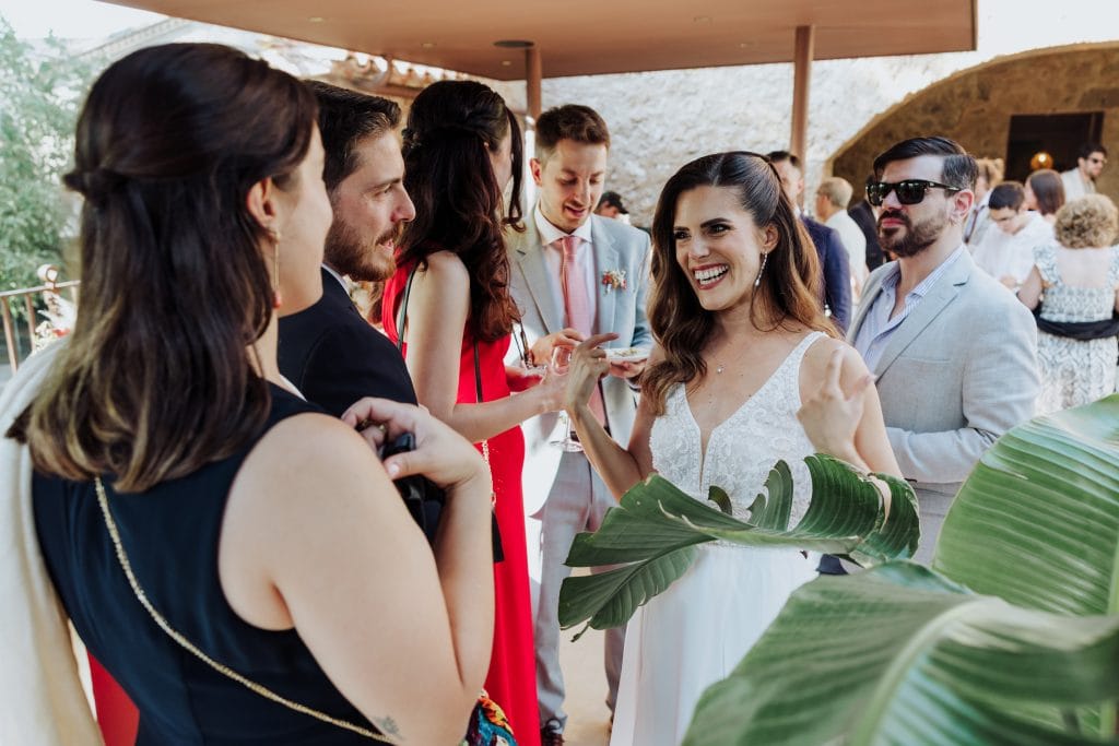 Boda alternativa con invitados disfrutando en Atypical Wedding, ambiente relajado y elegante.