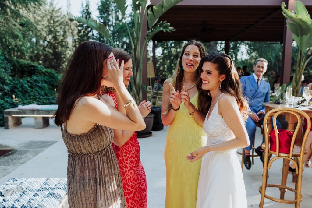 Mujeres felices en una boda al aire libre, disfrutando y conversando en un evento de celebración de.