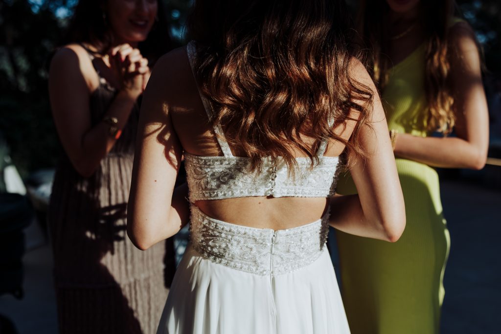 Boda con amigas, celebración especial y momentos únicos en un entorno al aire libre.