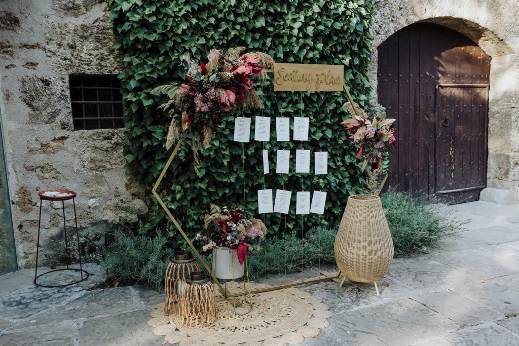 Decoración floral para ceremonia de boda en entorno rústico.