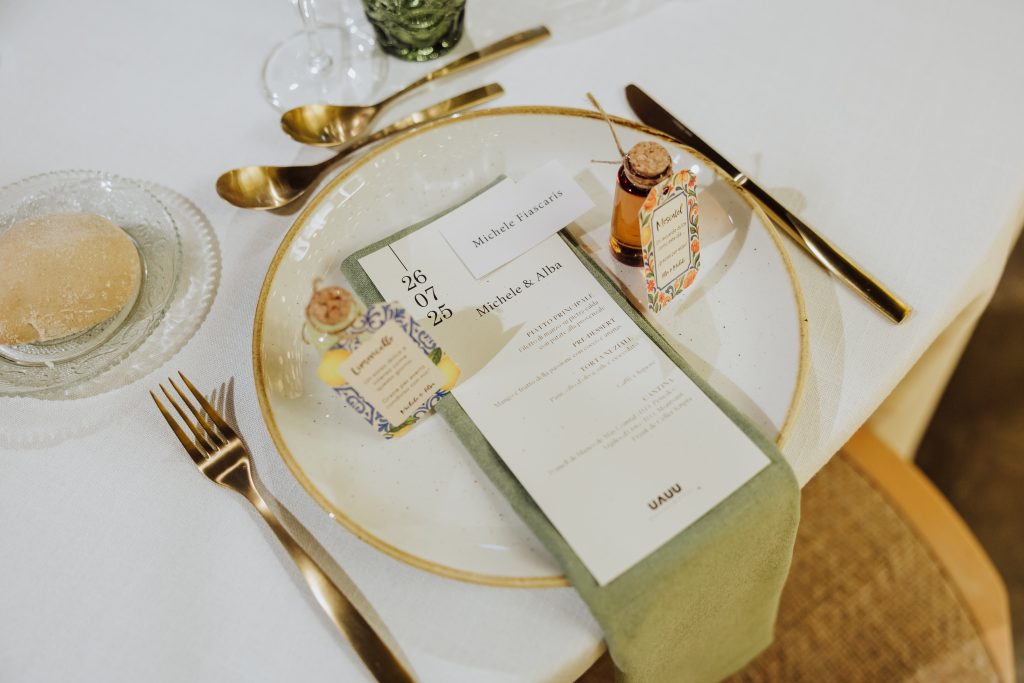 Mesa decorada con detalles sofisticados para boda en Atypical Wedding.