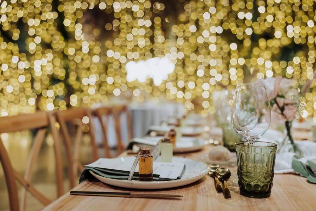 Decoración de boda con luces y mesa elegante para celebración especial.