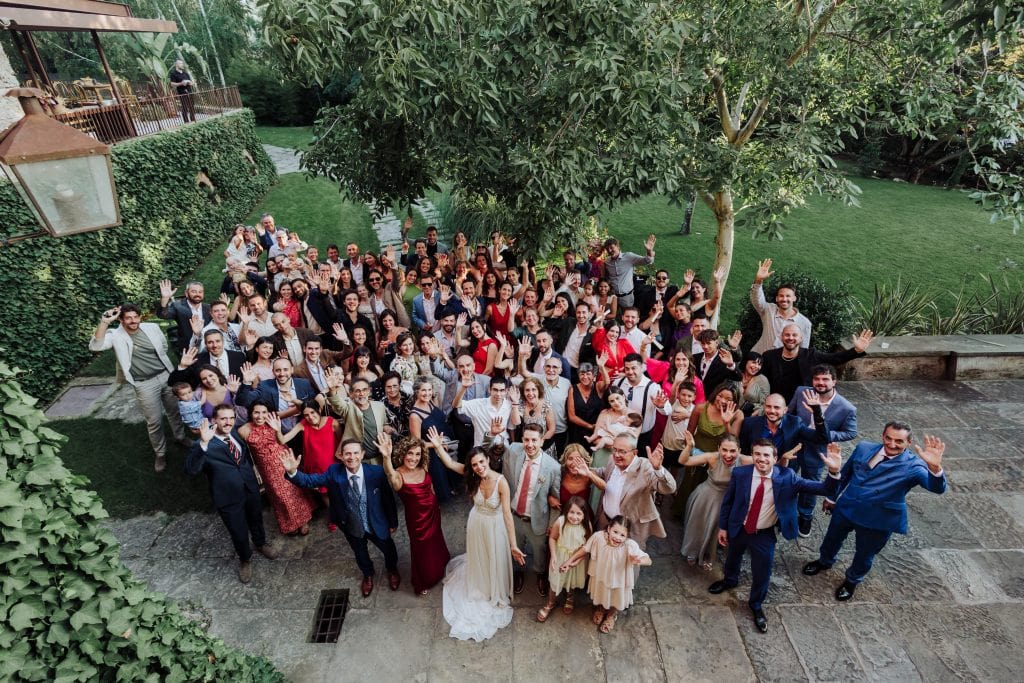 Boda en jardín con muchos invitados, celebración y alegría.