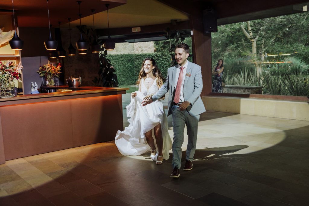 Boda moderna en interior elegante con pareja feliz y decoraciones sofisticadas.