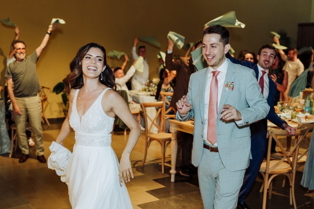 Boda única en Atypical Wedding con celebración alegre y divertida.